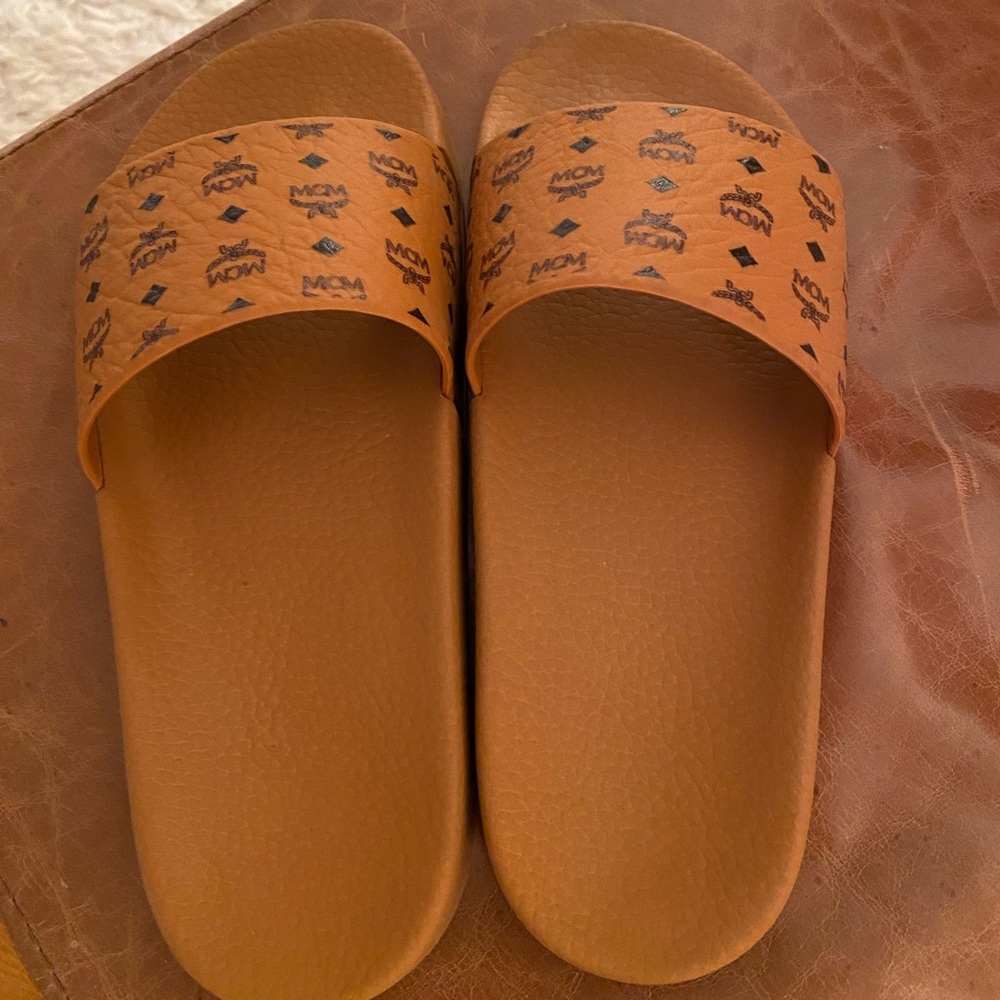 CLASSIC MCM SLIDES 🤝. Worn a handful of times!